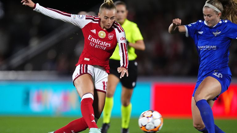 Chloe Kelly looks to get a shot away for Arsenal against HB Koge