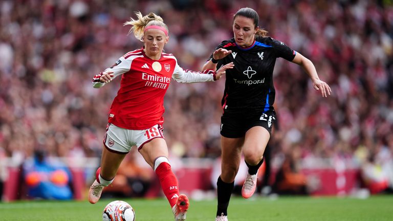 Arsenal's Chloe Kelly and Crystal Palace's Shannon O'Brien battle for the ball 