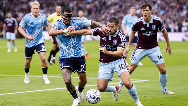 Aston Villa's Emiliano Buendia (right) and Nottingham Forest's Daniel Munoz compete for the ball