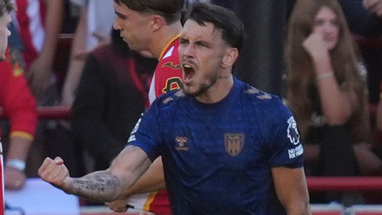 Sunderland's Enzo Le Fee celebrates scoring against Brentford