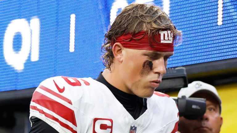 New York Giants quarterback Jaxson Dart (6) walks off the field with an injury during the first half against the Los Angeles Rams