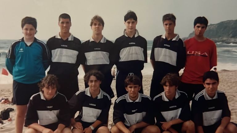 Mikel Arteta, in red, continued visiting Antiguoko after joining Barcelona (Credit: Alvaro Parra)