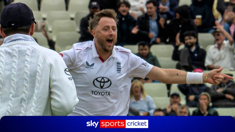 England vs Pakistan - Ollie Robinson gets two wickets for no runs in opening over!
