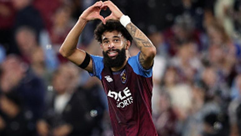 LONDON, ENGLAND - SEPTEMBER 15: Pablo of West Ham United celebrates scoring his team?s second goal during the Carabao Cup Third Round match between West Ham United and Fulham at London Stadium on September 15, 2026 in London, England. (Photo by James Fearn/Getty Images)