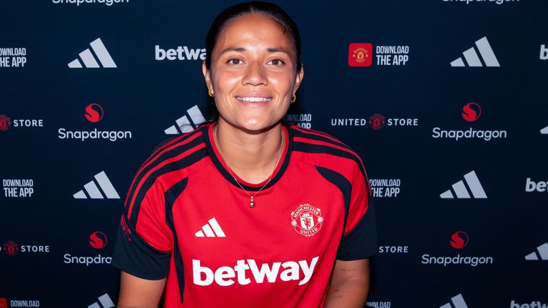 Rebeca Bernal signs a contract after signing for Manchester United on September 2