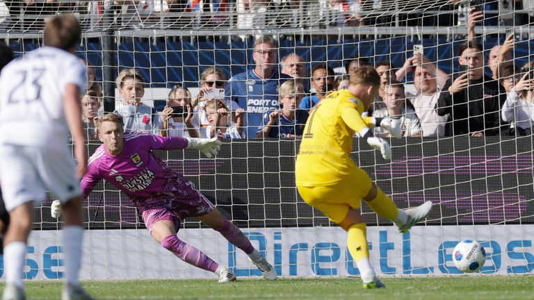 Ronald Koeman Jr sends his counterpart the wrong way from the penalty spot
