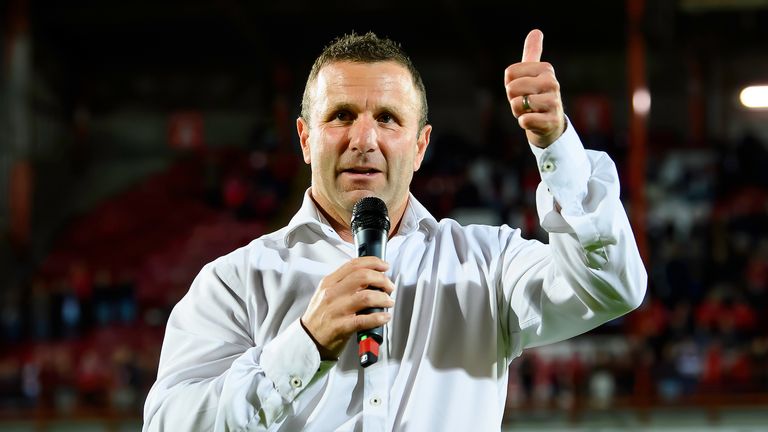 Picture by Allan McKenzie/SWpix.com - 04/09/2026 - Rugby League - Betfred Super League Round 26 - Hull KR v Huddersfield Giants - Sewell Group Craven Park, Hull, England - Hull KR coach Willie Peters thanks the fans and supporters after victory over Huddersfield.