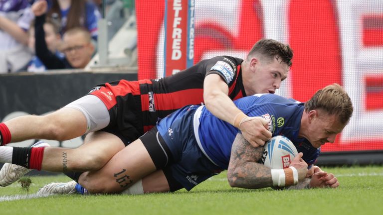 Tom Johnstone was the first to cross the whitewash when the home outfit took the lead 