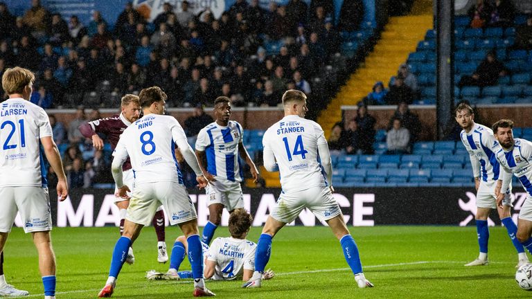  Hearts' Stephen Kingsley scores to make it 1-1