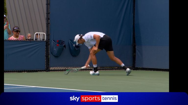 Luciano Darderi smashed his tennis racquet repeatedly before handing it to an unsuspecting fan!