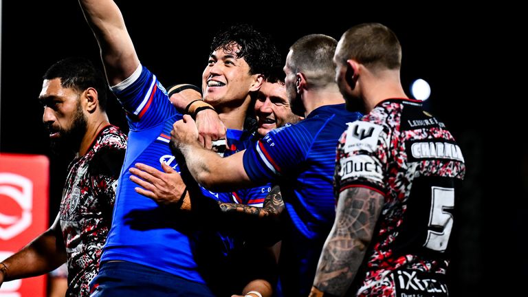  Isaiah Vagana of Wakefield celebrating his try