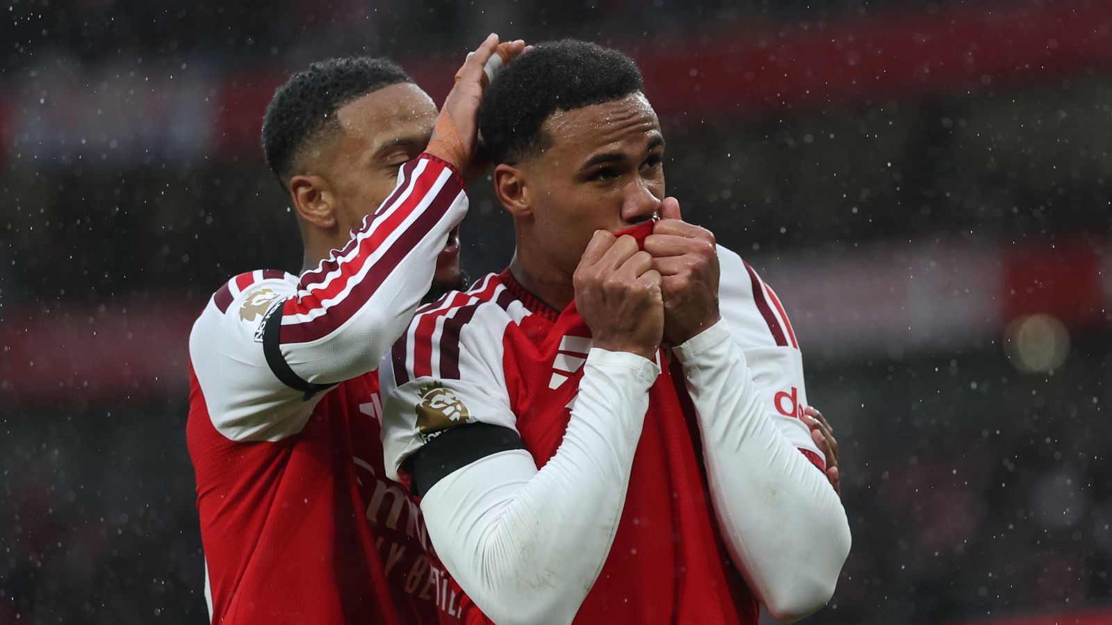 Arsenal beat Everton to move level on points with leaders Man City