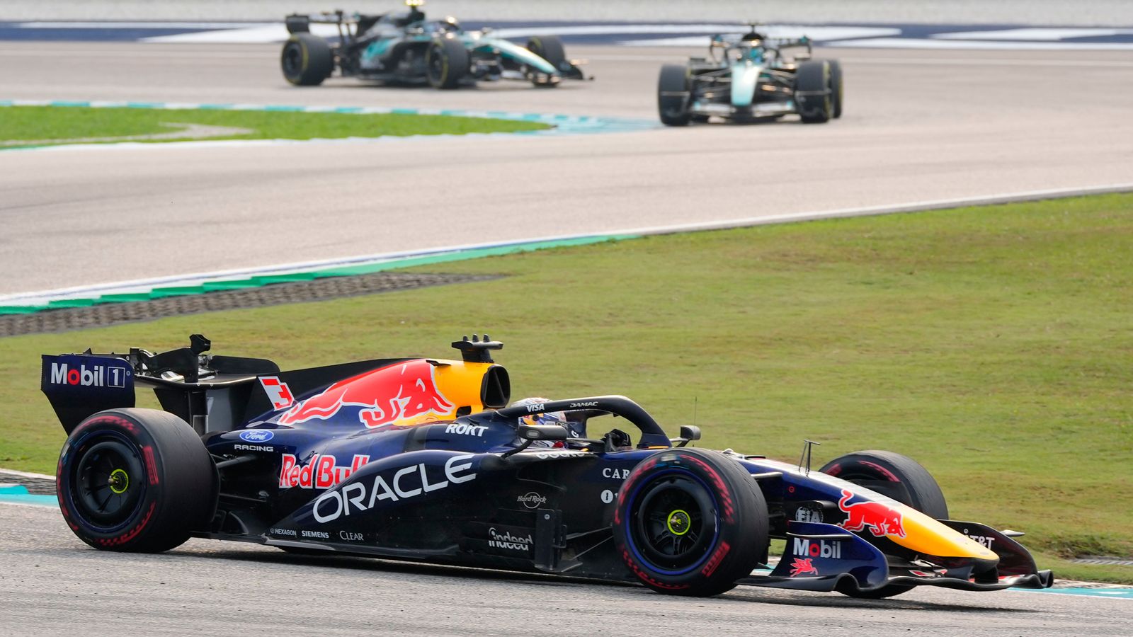 https://e0.365dm.com/26/10/1600x900/skysports-max-verstappen-george-russell_7367787.jpg?20261004102106