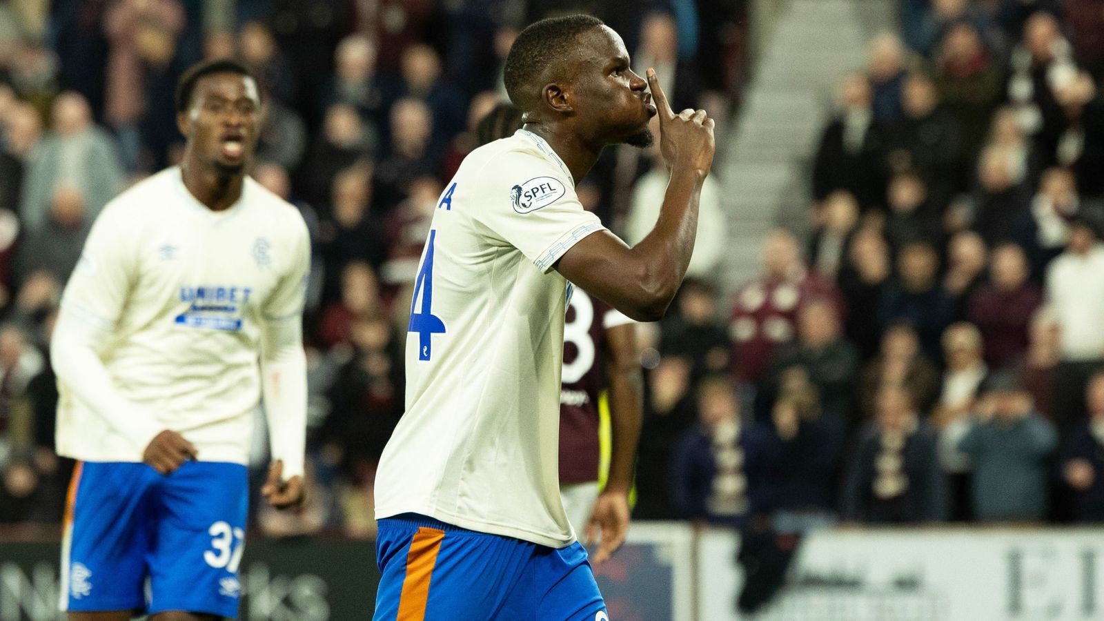 Rangers score late to snatch draw on McInnes' Hearts return