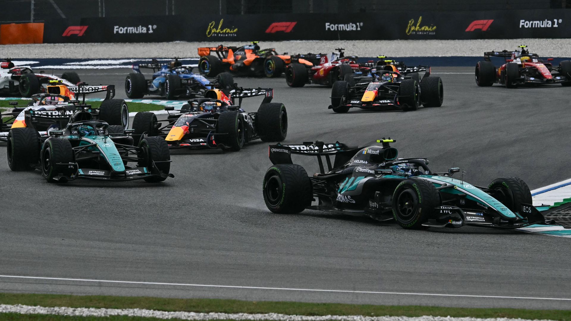 Bahrain GP: Verstappen leads Antonelli with Hamilton fighting back LIVE!