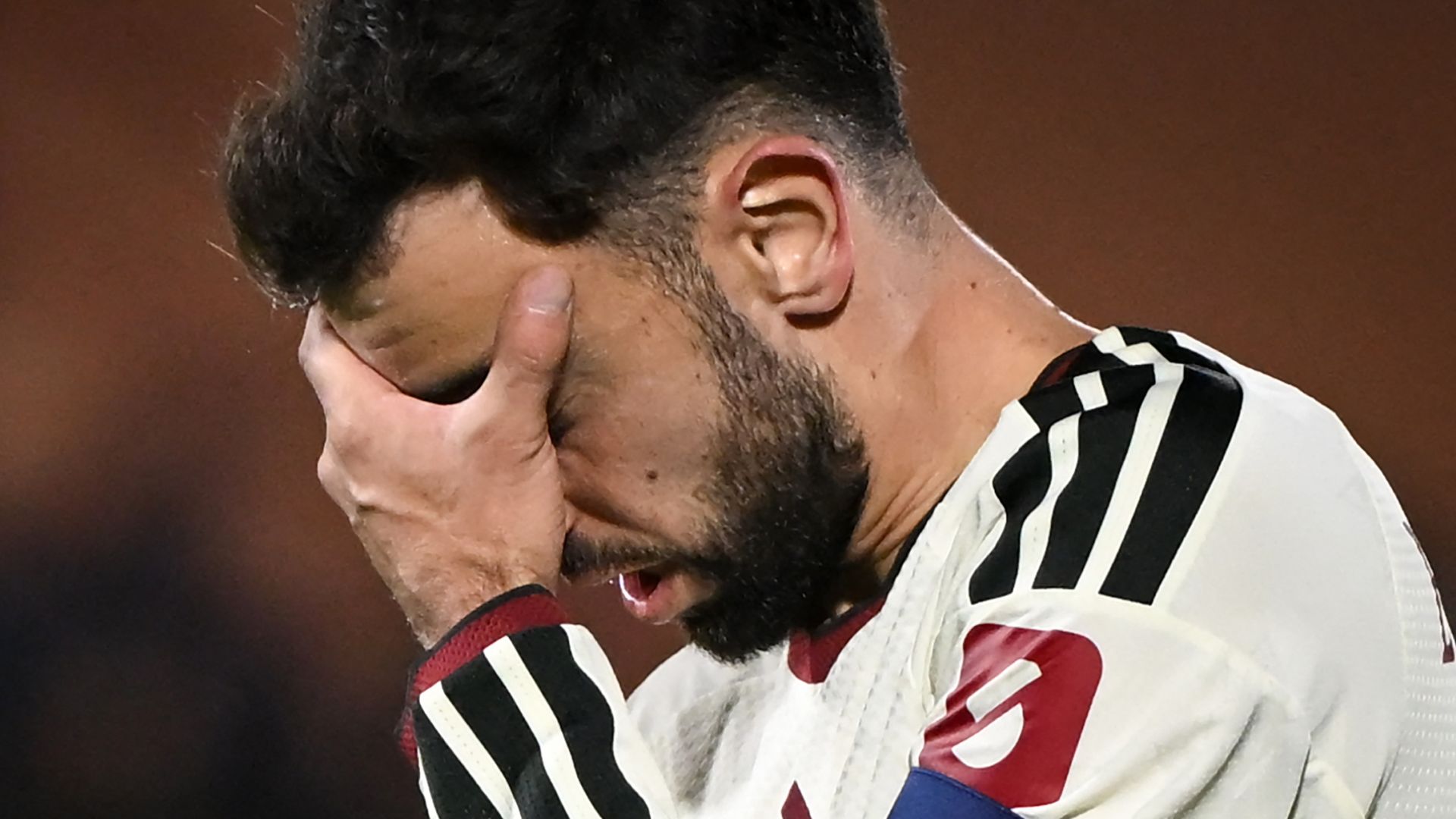 It's four! Como crushing Man Utd LIVE!