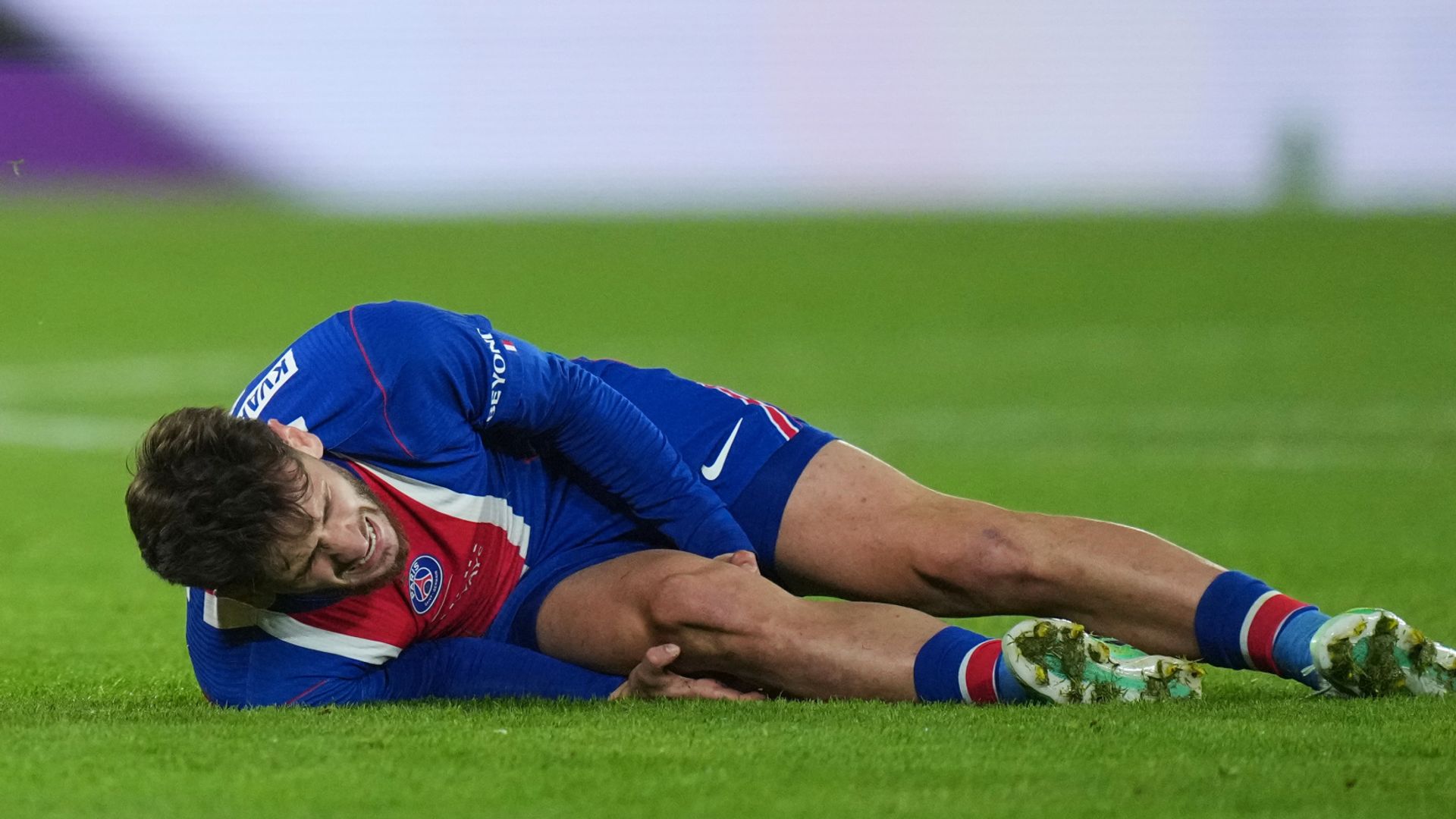 Kvaratskhelia set for surgery after rupturing ACL in PSG's win over Barca