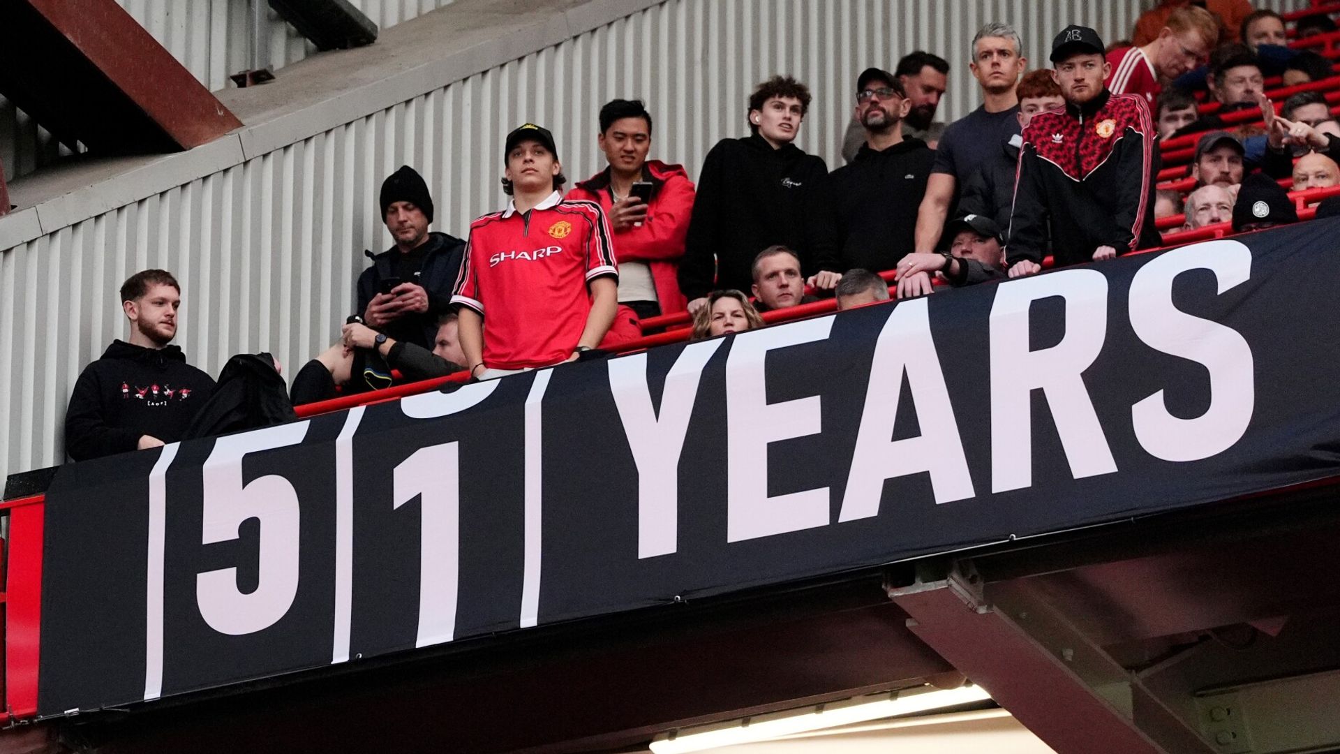 Man Utd fans take aim at Man City with return of famous ticker banner