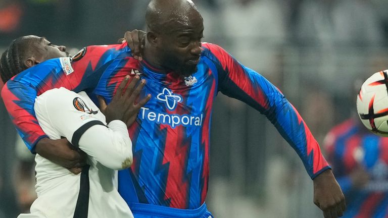Crystal Palace's Jean-Philippe Mateta, right, and Besiktas' Wilfred Ndidi fight for the ball during the Europa League opening phase soccer match between Besiktas and Crystal Palace in Istanbul, Turkey, Thursday, Oct. 22, 2026. (AP Photo/Emrah Gurel)