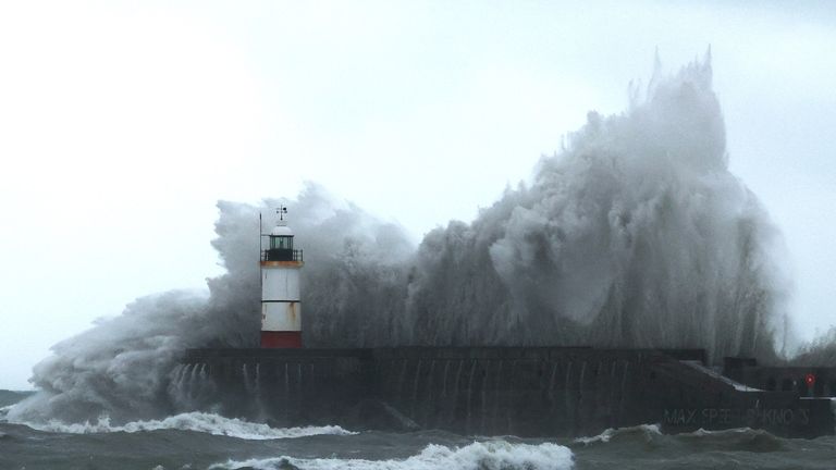 Waves crash over the lighthouse at Newhaven Harbour during Storm Austen in Newhaven, Britain, October 23, 2026. REUTERS/Toby Melville