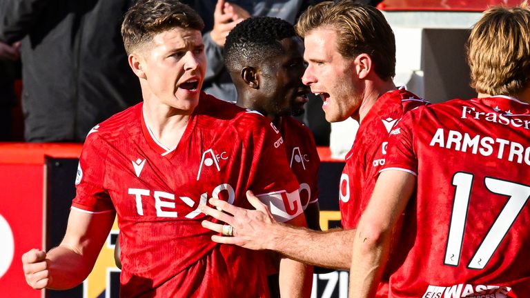 Aberdeen's Kevin Nisbet (L) celebrates scoring to make it 2-1 