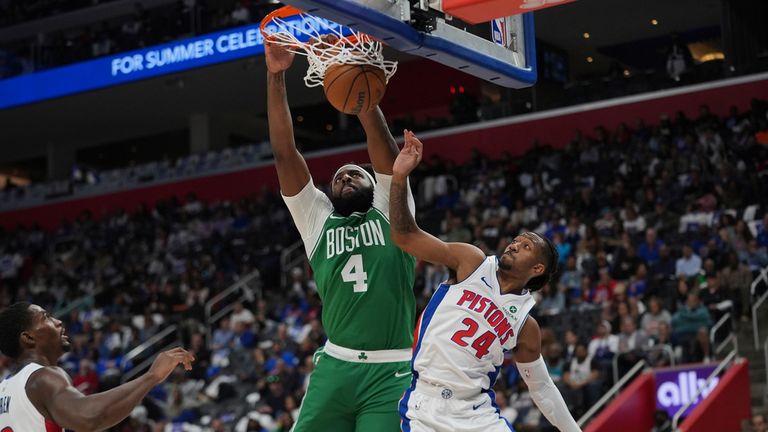 Mitchell Robinson (4) dunks on Pistons guard Daniss Jenkins (24)