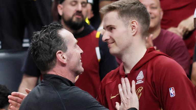 Cleveland Cavaliers head coach Kenny Atkinson, left, congratulates guard Sam Merrill on the sideline (AP Photo/Duane Burleson)