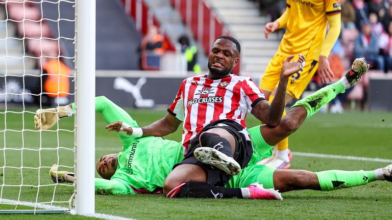 Gavin Bazunu denies Cyle Larin 