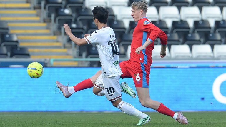 Tom Atcheson battles with Eom Ji-Sung 