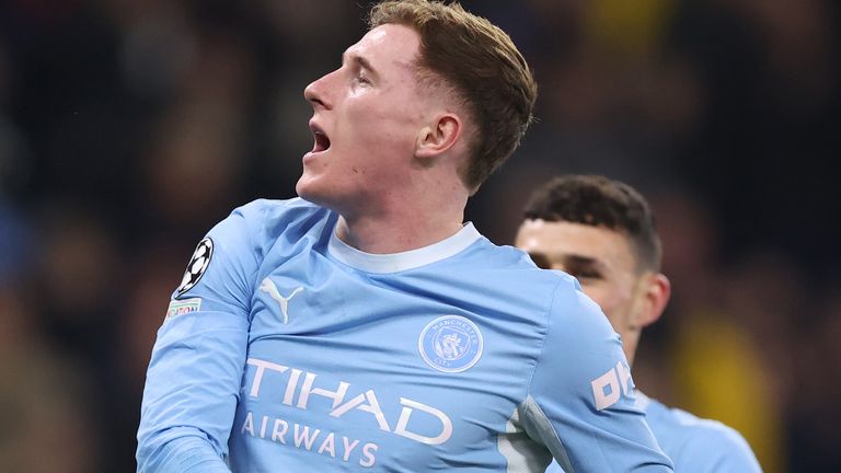 MANCHESTER, ENGLAND - OCTOBER 20: Elliot Anderson of Manchester City celebrates scoring their first goal with Phil Foden the UEFA Champions 