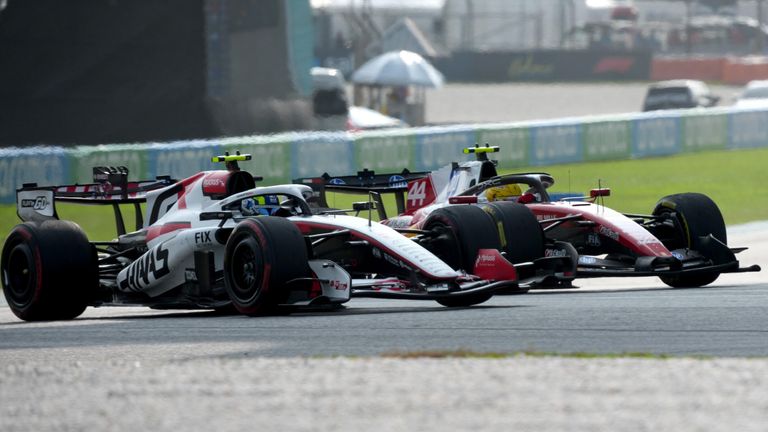02.10.2026, Sepang International Circuit, Kuala Lumpur, 2026 Formula 1 Gulf Air Bahrain Grand Prix, Oliver Bearman (GBR), TGR Haas F1 Team, Lewis Hamilton (GBR), Scuderia Ferrari HP Photo by: Hasan Bratic/picture-alliance/dpa/AP Images