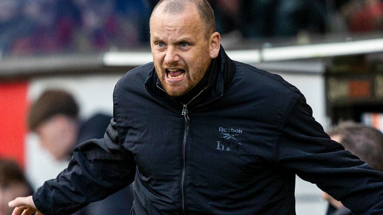 Hibernian head coach Marink Reedijk gesticulates on the touchline