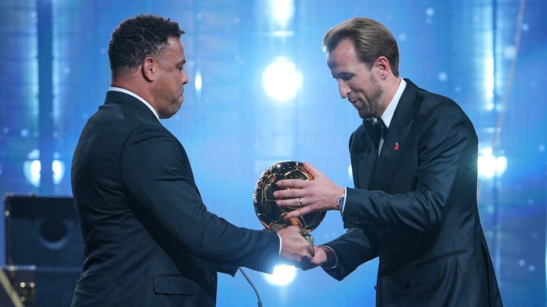 Kane (right) recieves the award from two-time winner and Brazil legend Ronaldo