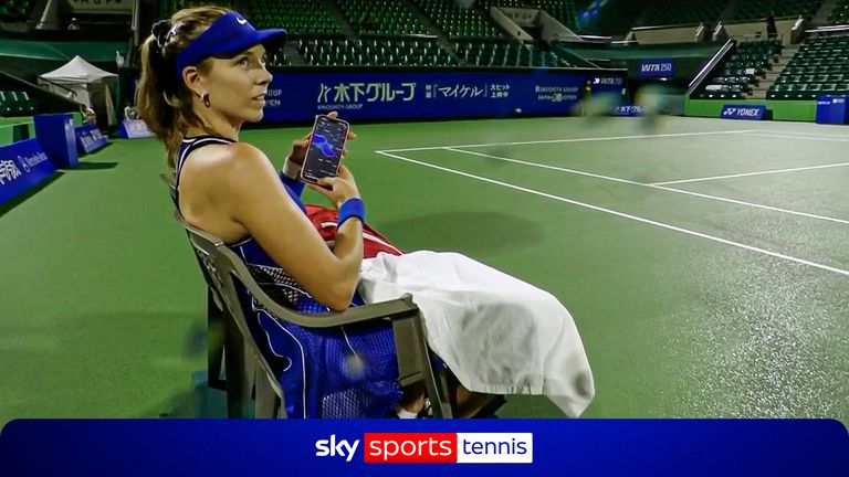 Katie Boulter shows umpire weather app before play suspended