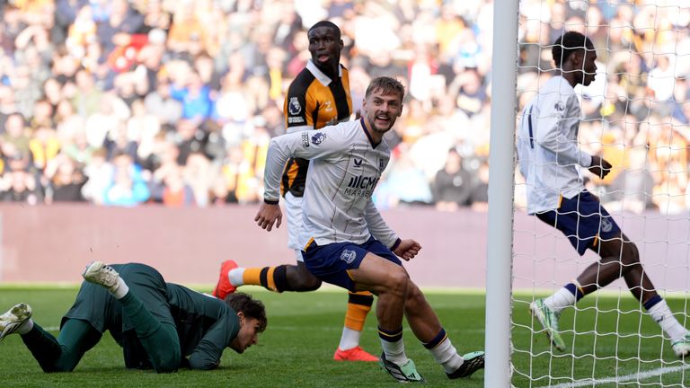 Everton's Kiernan Dewsbury-Hall scores their equaliser