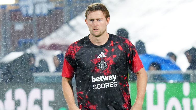 Matthijs de Ligt warms up ahead of Man Utd's match with Como