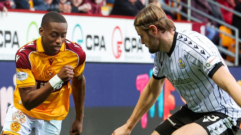 Motherwell's Tawanda Maswanhise (L) and St Mirren's Henry Fieldson in action at Fir Park