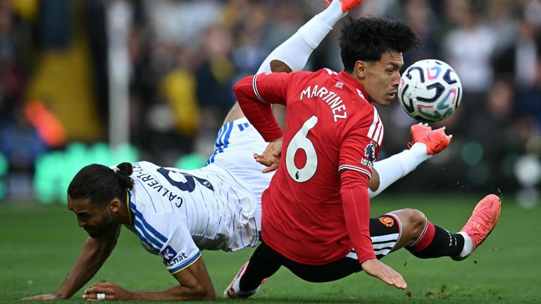 Dominic Calvert-Lewin clashes with Lisandro Martinez