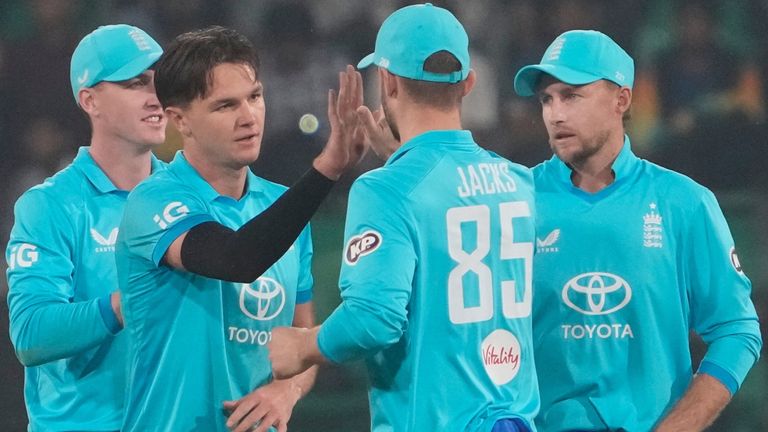 England's Sonny Baker, second from left, celebrates the wicket of Sri Lanka's Janith Liyanage