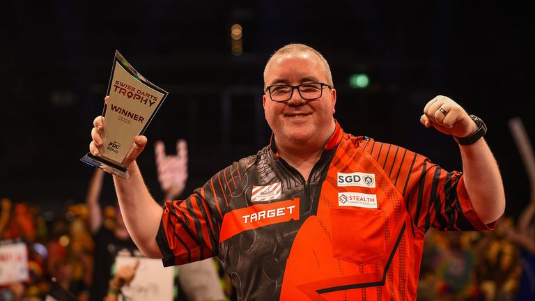 Stephen Bunting will defend the Swiss Darts Trophy 